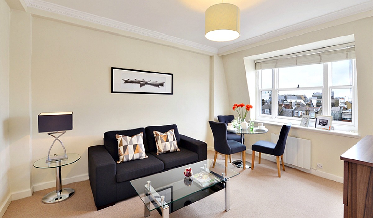 The reception room in this one bedroom flat to let in Hill Street provides sufficient space to dine and relax. Decorated in neutral tones with plenty of natural light
